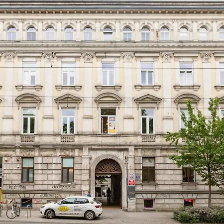 Apartament Bibi In Krakow, Location And Time *